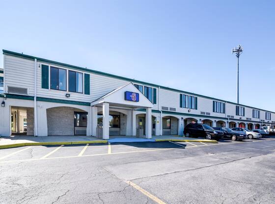 Motel 6 Newark, DE allows check-in for 18 year-old guests