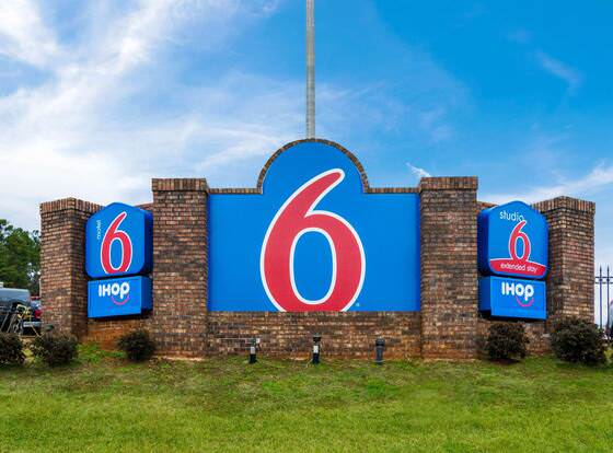 Motel 6 Lagrange, GA allows check-in for 18 year-old guests