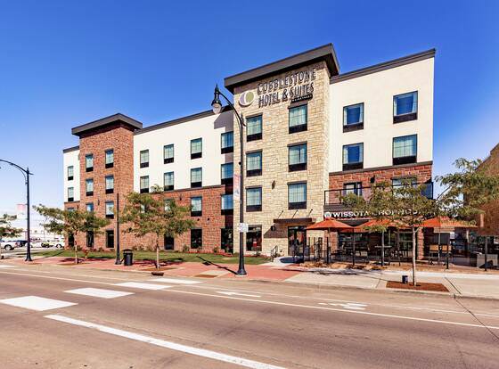 Cobblestone Hotel & Suites - Superior Duluth allows check-in for 18 year-old guests