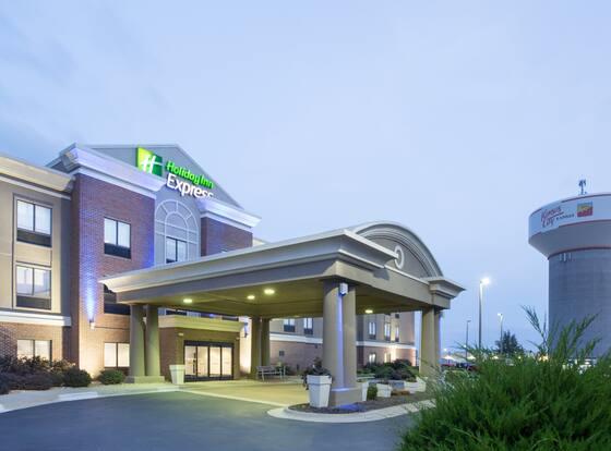 Holiday Inn Express Kansas City - at the Legends, an IHG Hotel allows check-in for 18 year-old guests