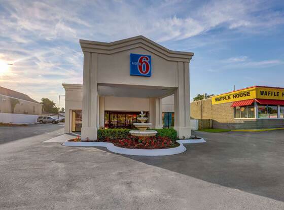 Motel 6 Jacksonville, NC allows check-in for 18 year-old guests