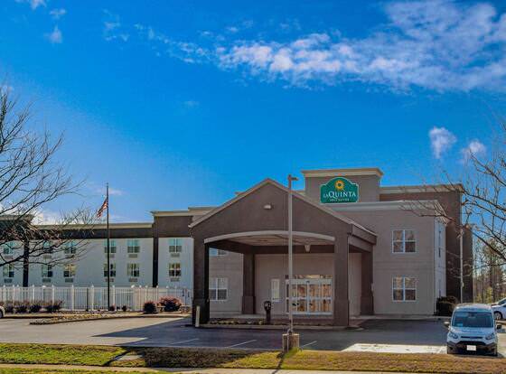 La Quinta Inn & Suites by Wyndham Lexington Park - Patuxent allows check-in for 18 year-old guests