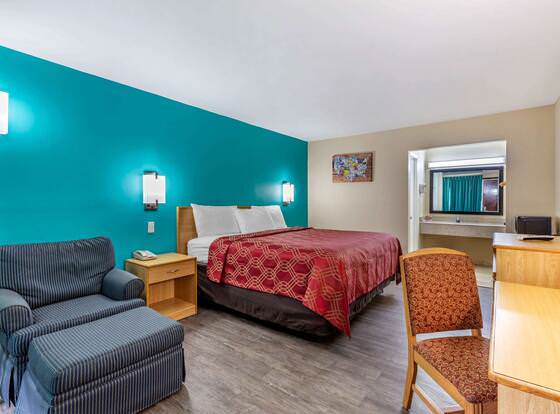 Econo Lodge allows check-in for 18 year-old guests