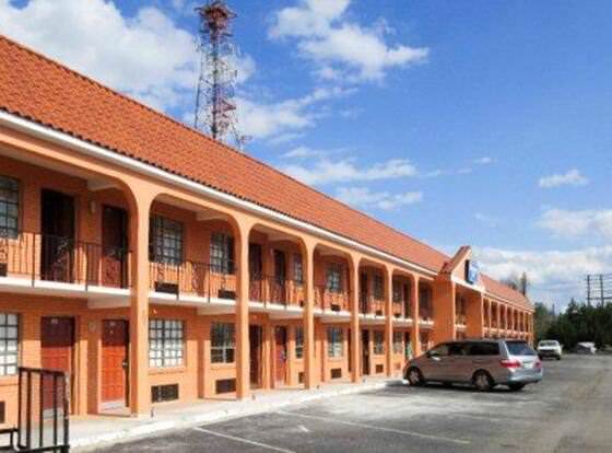 Rodeway Inn allows check-in for 18 year-old guests