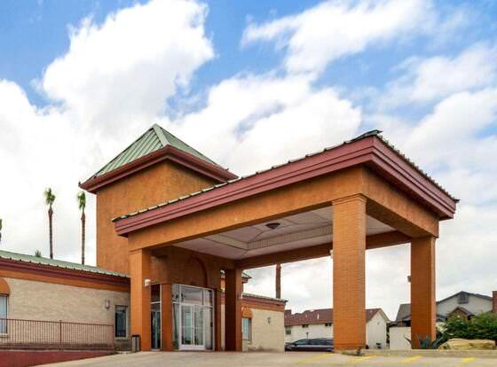Econo Lodge Inn & Suites Eagle Pass allows check-in for 18 year-old guests
