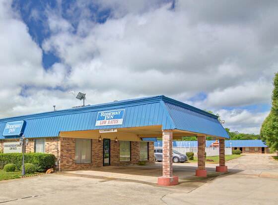 Rodeway Inn Gainesville I-35 allows check-in for 18 year-old guests