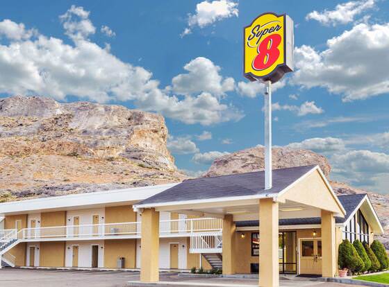 Super 8 by Wyndham Wendover allows check-in for 18 year-old guests