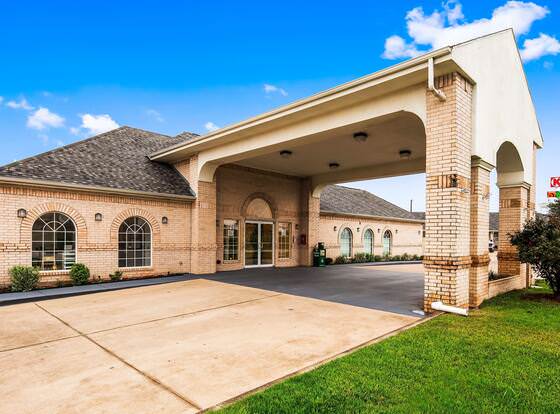 Best Western La Hacienda Inn allows check-in for 18 year-old guests