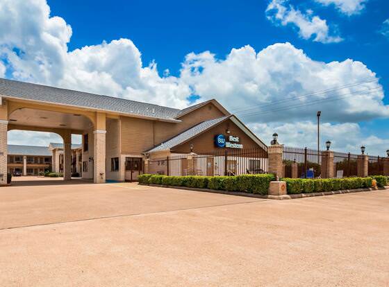 Best Western Inn of Navasota allows check-in for 18 year-old guests