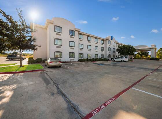 Motel 6 Decatur, TX allows check-in for 18 year-old guests