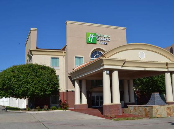 Holiday Inn Express Hotel & Suites Gainesville, an IHG Hotel allows check-in for 18 year-old guests