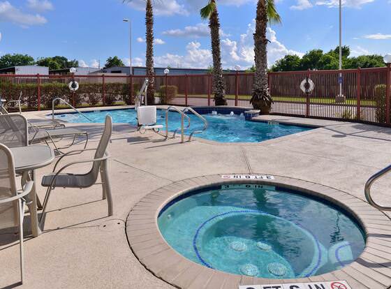 Hampton Inn Houston Deer Park Ship Area allows check-in for 18 year-old guests