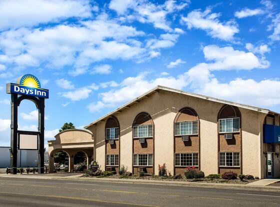 Days Inn by Wyndham Yakima allows check-in for 18 year-old guests