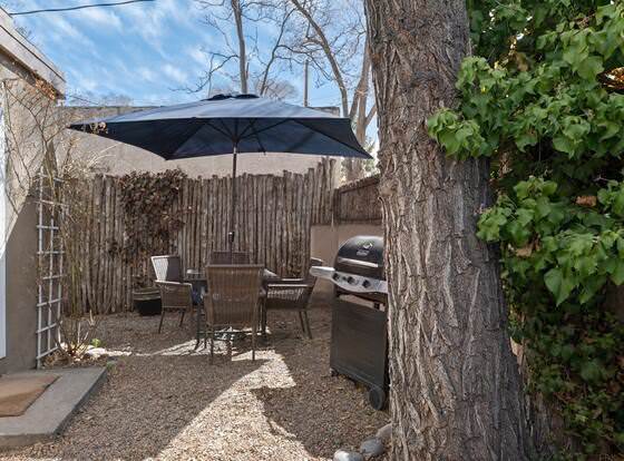 Reposado - Kiva Fireplace, Walk Everywhere, Adorable Patio allows check-in for 18 year-old guests