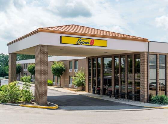 Super 8 by Wyndham Miamisburg Dayton S Area OH allows check-in for 18 year-old guests