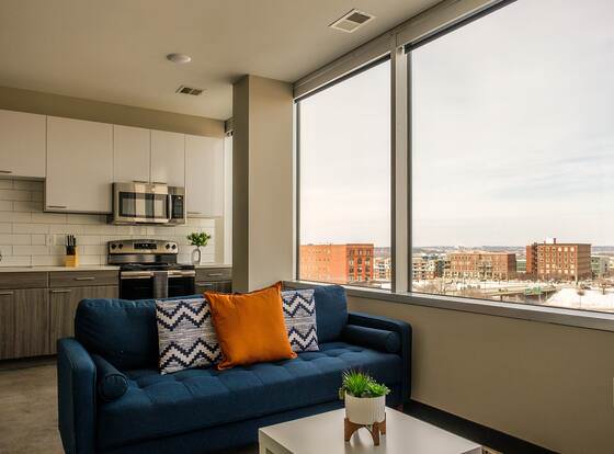 FRONTDESK Flashcube Apts Downtown Kansas City allows check-in for 18 year-old guests