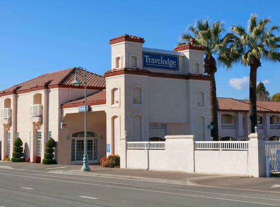 Travelodge by Wyndham Redding CA allows check-in for 18 year-old guests