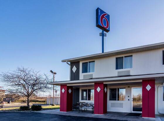 Motel 6 Barkeyville, PA allows check-in for 18 year-old guests