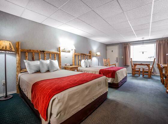 Rodeway Inn Pronghorn Lodge allows check-in for 18 year-old guests