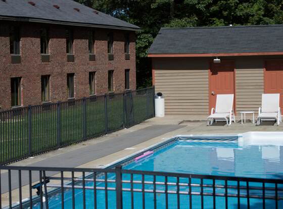 Aderi Hotel Niantic allows check-in for 18 year-old guests