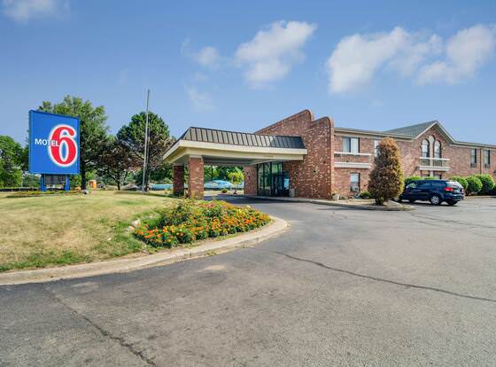 Motel 6 Waukegan, IL allows check-in for 18 year-old guests
