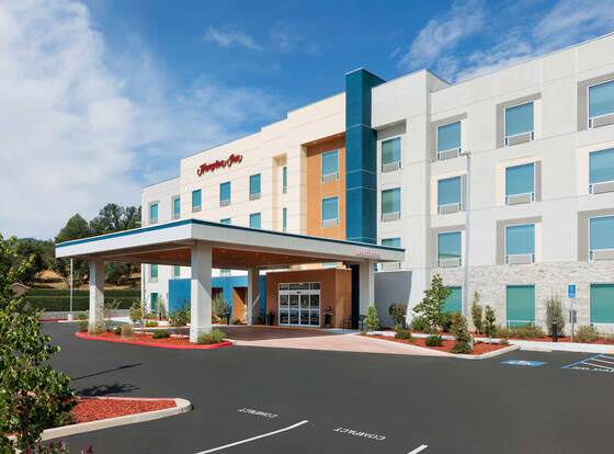 Hampton Inn Oakhurst-yosemite, CA allows check-in for 18 year-old guests
