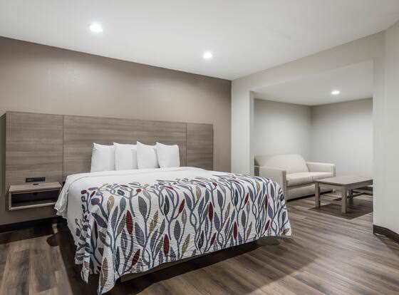 Red Roof Inn & Suites Wildwood, FL allows check-in for 18 year-old guests