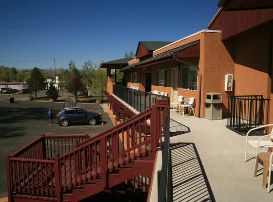 Black Canyon Motel allows check-in for 18 year-old guests