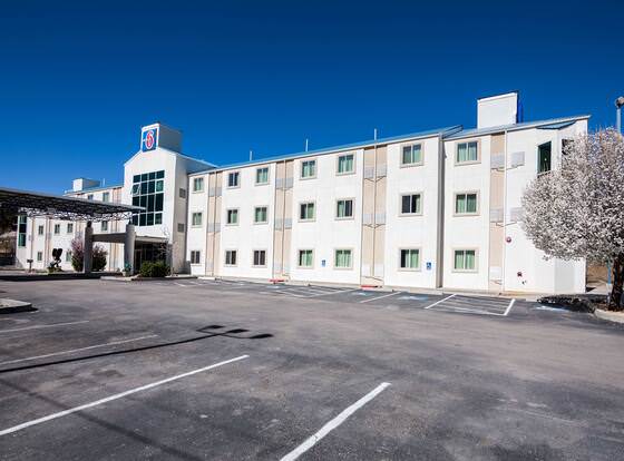 Motel 6 Ruidoso, NM allows check-in for 18 year-old guests