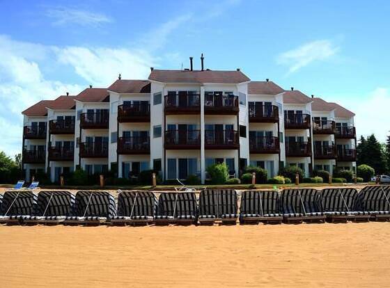 Beach Condominium Hotel allows check-in for 18 year-old guests