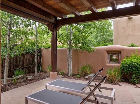 Alameda Escondido - Historic East Side Luxury, Walk Everywhere allows check-in for 18 year-old guests