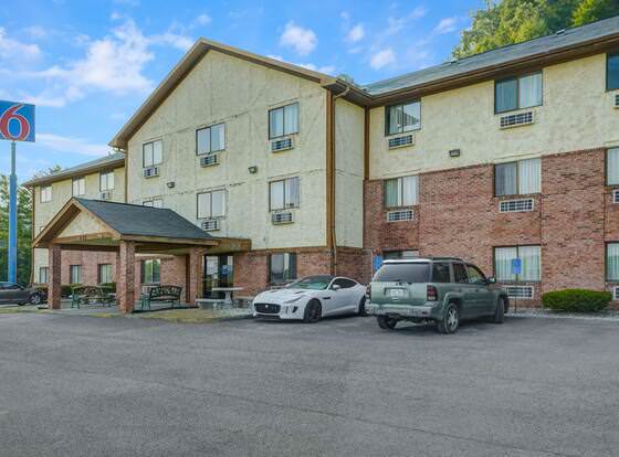 Motel 6 Morehead, KY allows check-in for 18 year-old guests