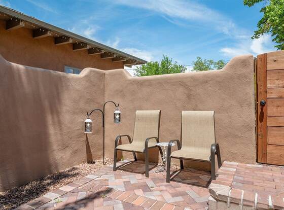Casa O'keeffe - Five-minute Walk to The Plaza, Quiet Neighborhood, Comfort and Convenience allows check-in for 18 year-old guests