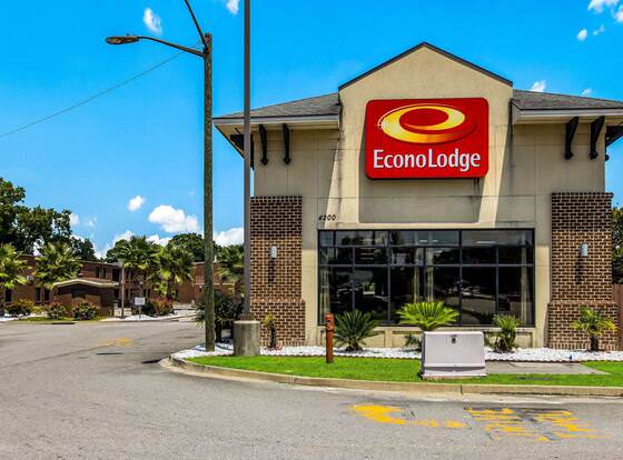 Econo Lodge allows check-in for 18 year-old guests