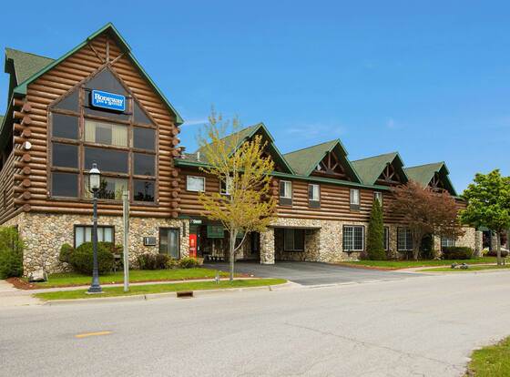 Rodeway Inn & Suites Mackinaw City - Bridgeview allows check-in for 18 year-old guests