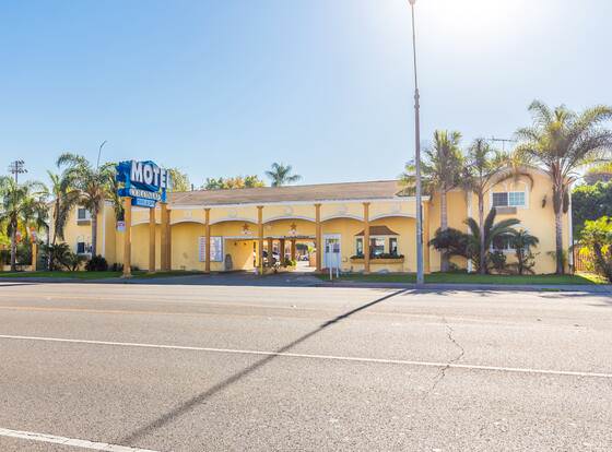 Colonial Pool and Spa Motel allows check-in for 18 year-old guests