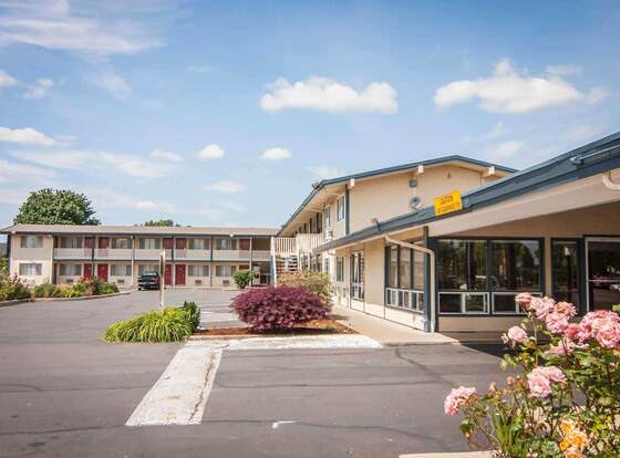 Rodeway Inn allows check-in for 18 year-old guests