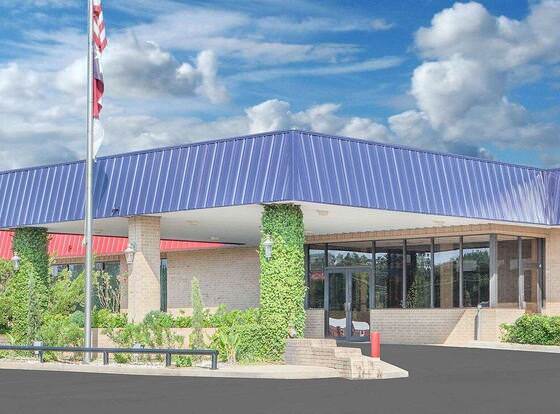 Courtyard Hotel & Event Center allows check-in for 18 year-old guests