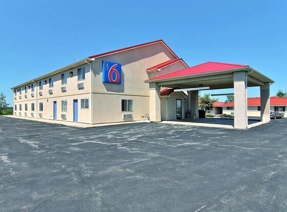 Motel 6 Gilman, IL allows check-in for 18 year-old guests