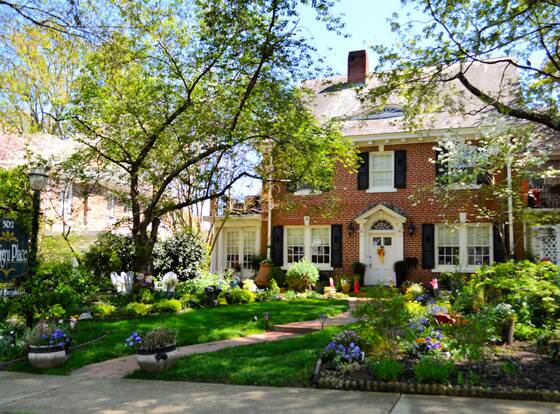 Pettigru Place Bed & Breakfast allows check-in for 18 year-old guests