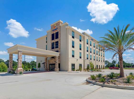 Comfort Suites West Monroe near Ike Hamilton Expo Center allows check-in for 18 year-old guests