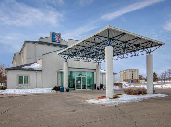 Motel 6 Menomonie, WI allows check-in for 18 year-old guests