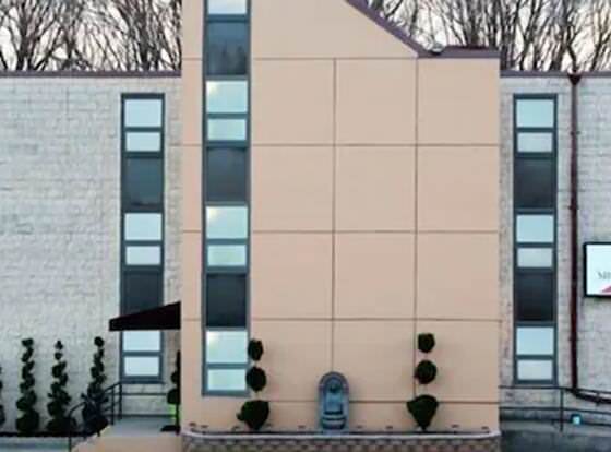 Meadowbrook Motor Lodge allows check-in for 18 year-old guests