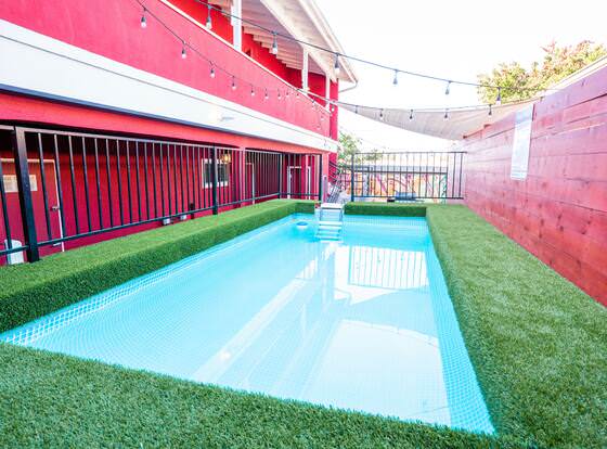 California Dreams Hostel - Ocean Beach allows check-in for 18 year-old guests
