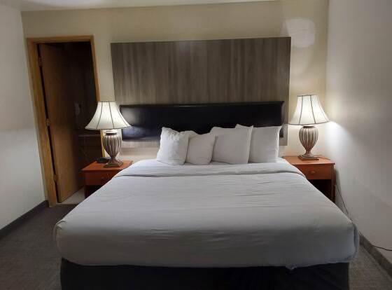 GuestHouse Bellingham allows check-in for 18 year-old guests