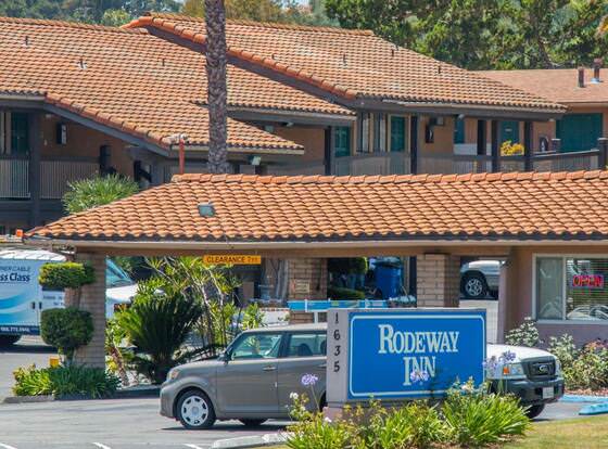 Rodeway Inn Fallbrook Downtown allows check-in for 18 year-old guests
