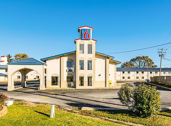 Motel 6 Urbana, IL allows check-in for 18 year-old guests