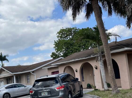 Cozy Guest House Florida Sunrise allows check-in for 18 year-old guests