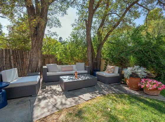 Casita de las Aves - Unbeatable Location, Spacious Yard allows check-in for 18 year-old guests