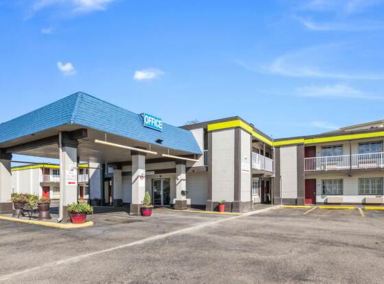 Econo Lodge Inn & Suites allows check-in for 18 year-old guests